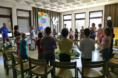 Kinderkarfreitagsliturgie im Gemeindezentrum (Foto: Karl-Franz Thiede)